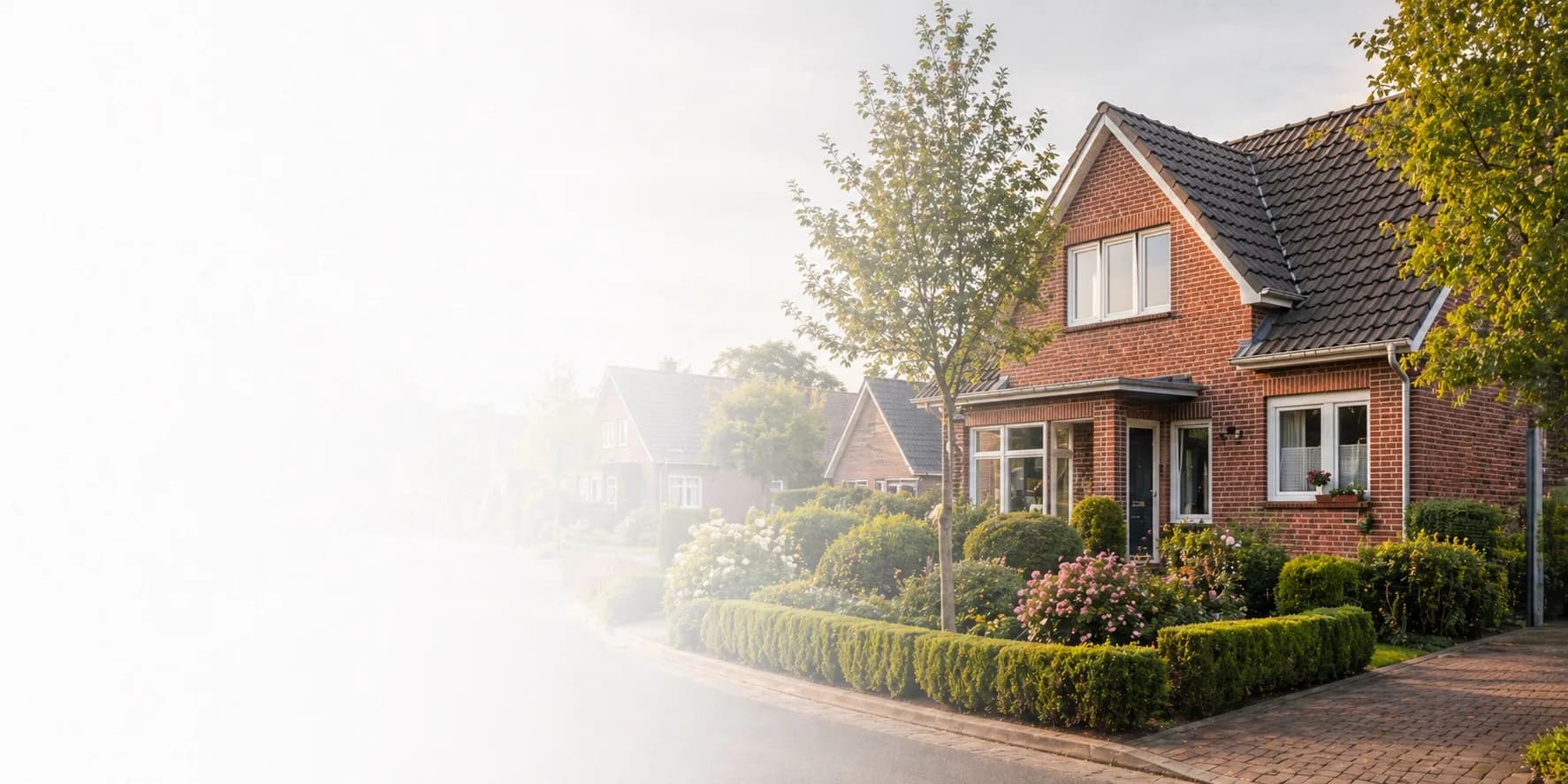 Gepflegtes Einfamilienhaus in Ostfriesland mit ruhigem Garten und warmem Licht