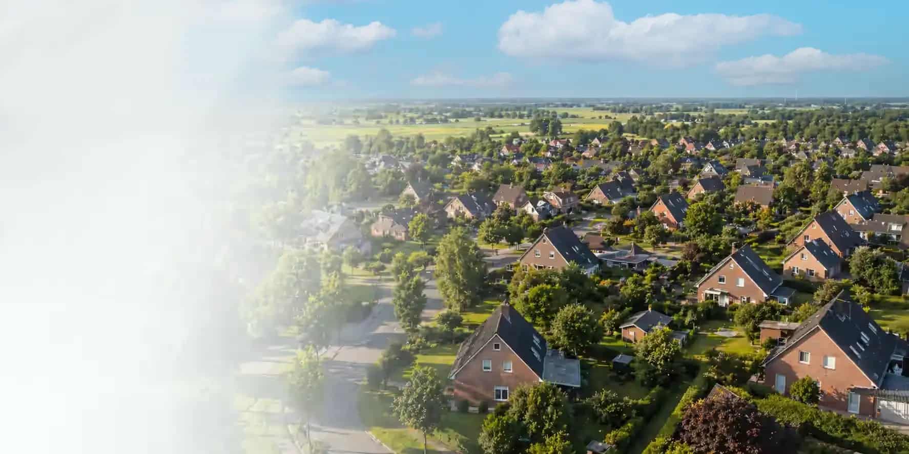 Helle Drohnenaufnahme einer ruhigen Wohnlage in Aurich und Ostfriesland