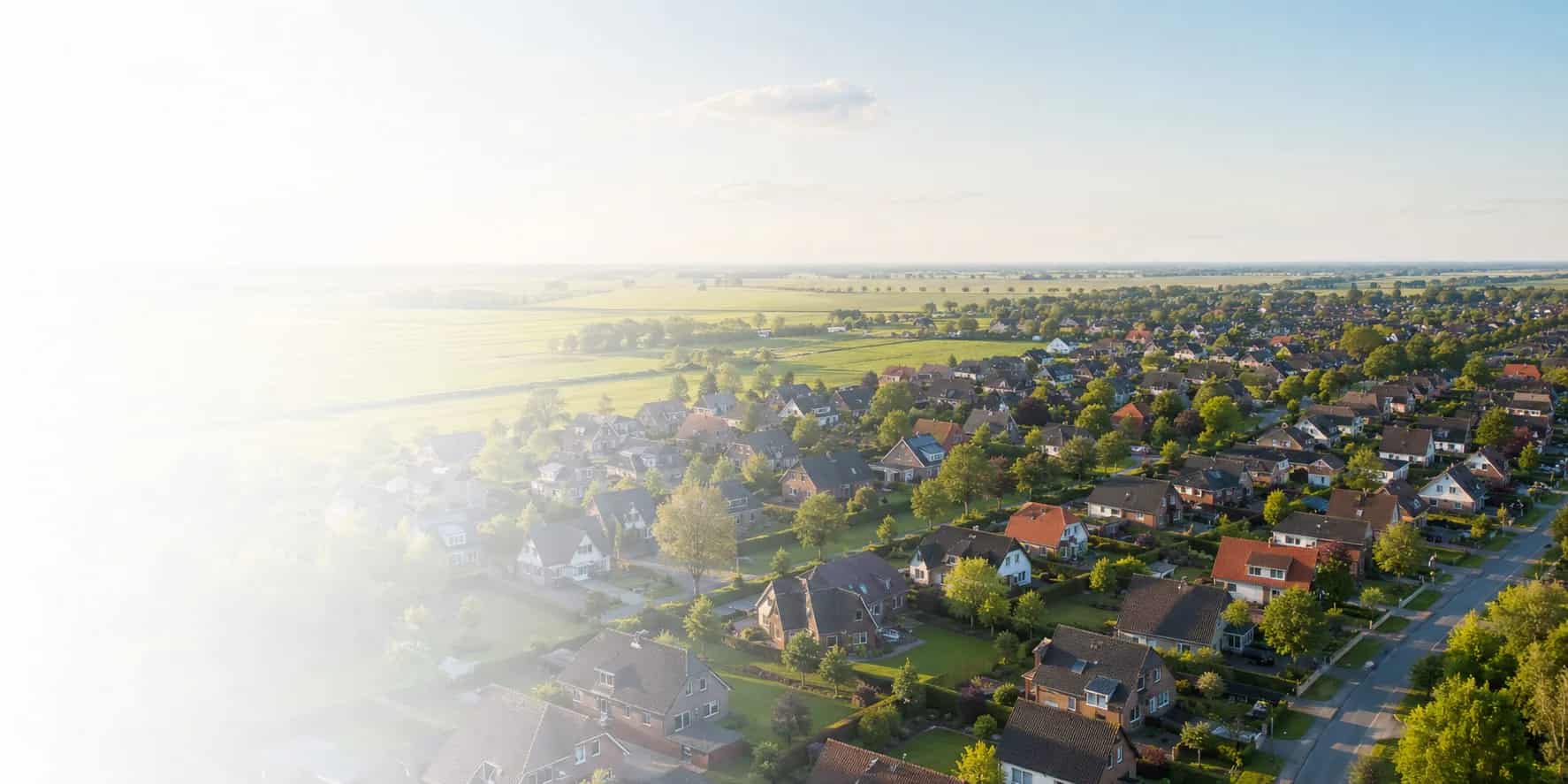 Ruhige Drohnenaufnahme einer typischen Wohnlage in Ostfriesland